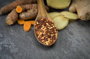 zerdeçal dilimleri, zencefil kökü ve biber biber