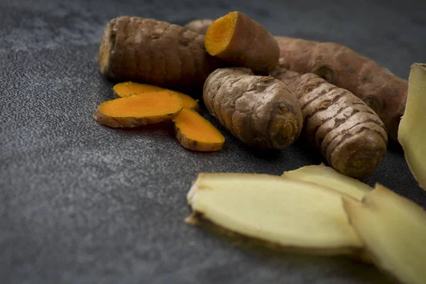 Fette di curcuma e radice di zenzero affettata — Foto Stock