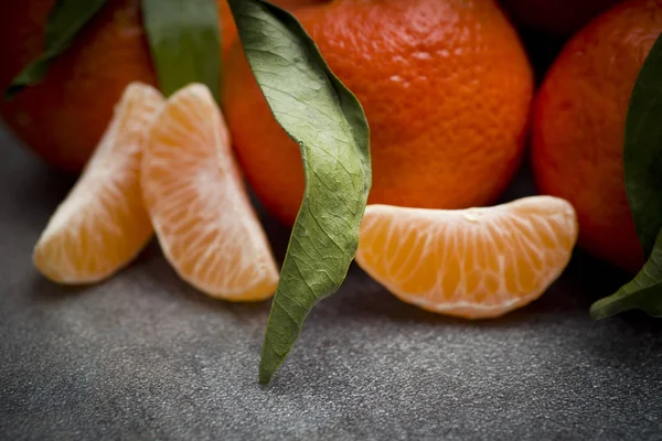 Fruta de tangerina com folhas — Fotografia de Stock