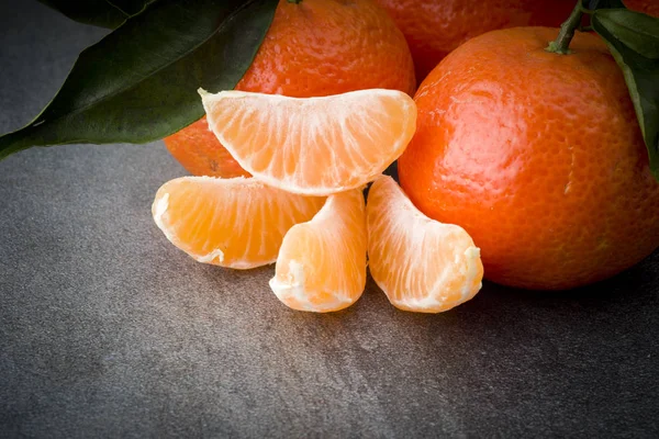 Fruta de mandarina con hojas —  Fotos de Stock