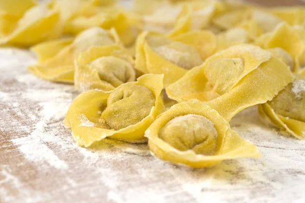 Flouring tortellini pişirmeye hazır — Stok fotoğraf