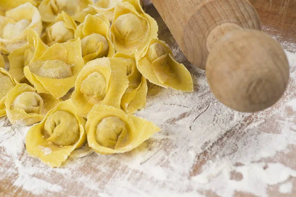 Flouring tortellini pişirmeye hazır — Stok fotoğraf