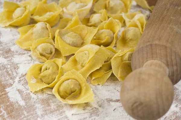 Flouring tortellini pişirmeye hazır — Stok fotoğraf