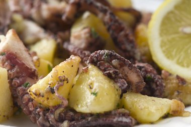 ahtapot salatası patates ile