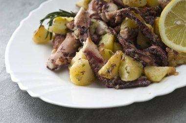 ahtapot salatası patates ile