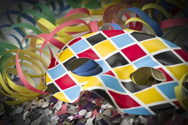 Maschera di Carnevale e streamer — Foto Stock