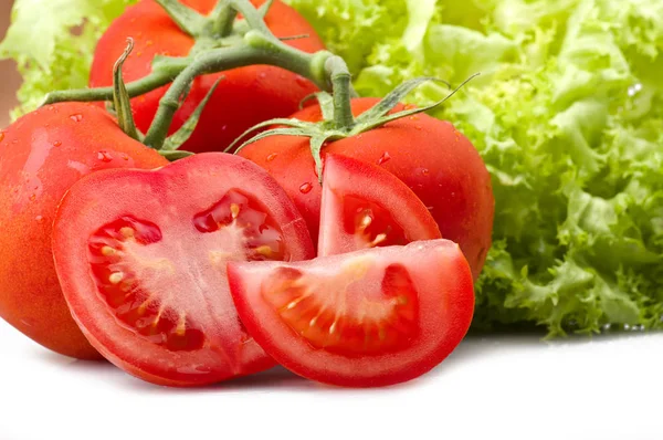 Tomate vermelho e gotas de água — Fotografia de Stock