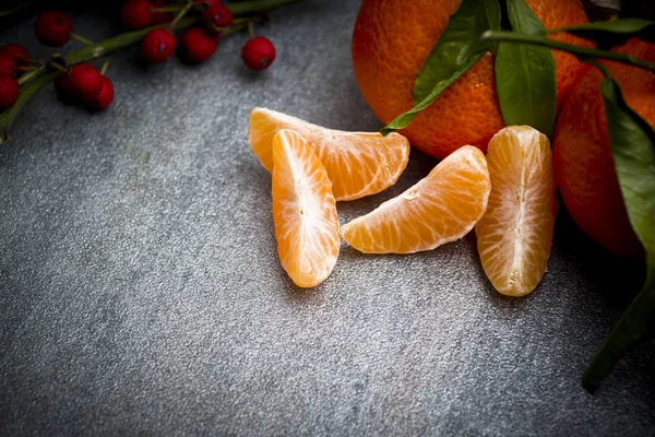 Rijpe oranje tangerine kruidnagel — Stockfoto