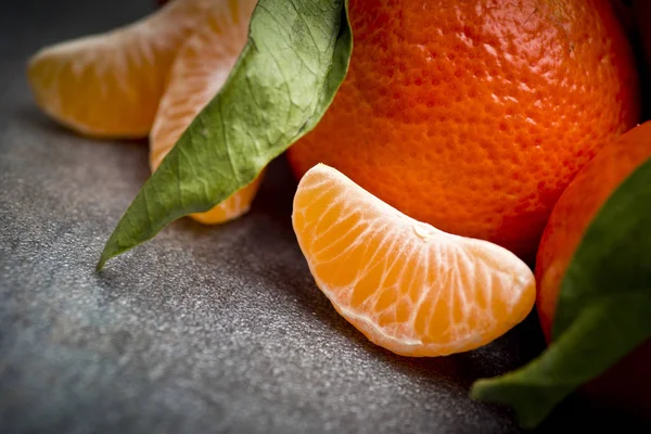 Rijpe oranje tangerine kruidnagel — Stockfoto