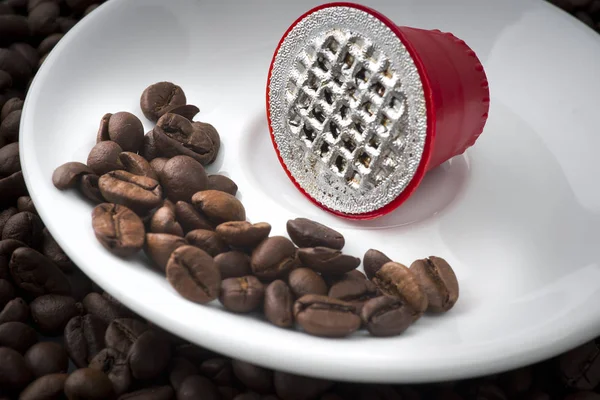 Espresso kapsül kahve çekirdekleri üzerinde — Stok fotoğraf