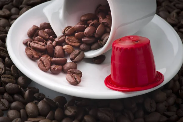 Cápsulas de espresso en los granos de café —  Fotos de Stock
