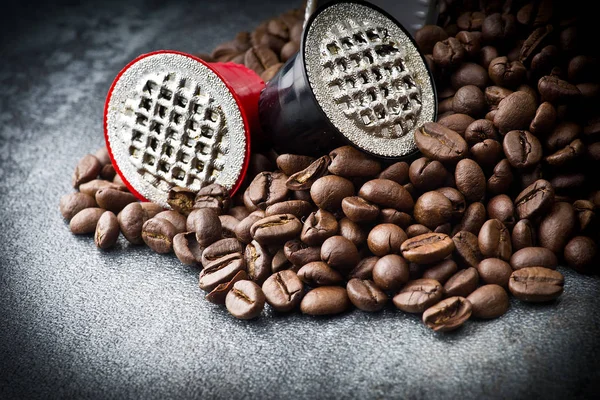 Espresso kapsül kahve çekirdekleri üzerinde — Stok fotoğraf