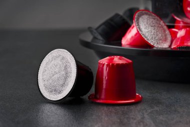 Espresso kapsül kahve çekirdekleri üzerinde