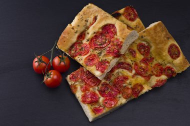 Beyaz pizza domates ile