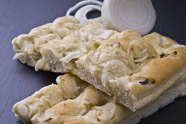 White pizza with onions — Stock Photo, Image