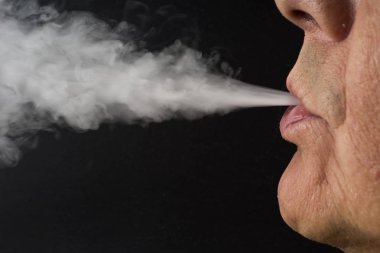 Adam elektronik sigara içiyor.