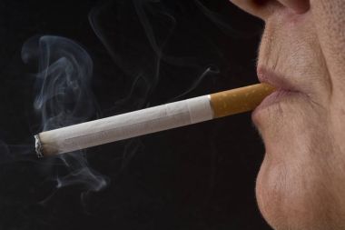 Sigara içen kadın.