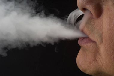 Adam elektronik sigara içiyor.