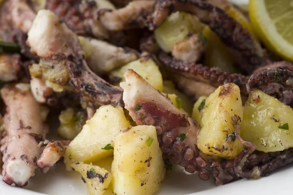 Fresh octopus with potatoes — Stock Photo, Image