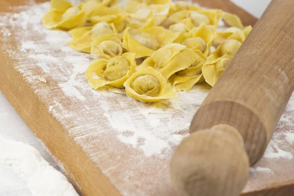 Flouring připravena vařit tortellini — Stock fotografie