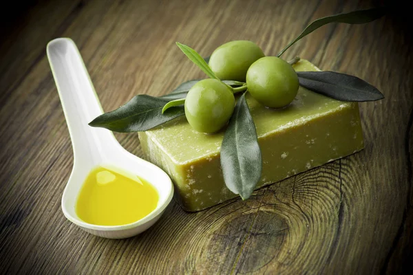 肥皂和天然成分的橄榄油 — 图库照片