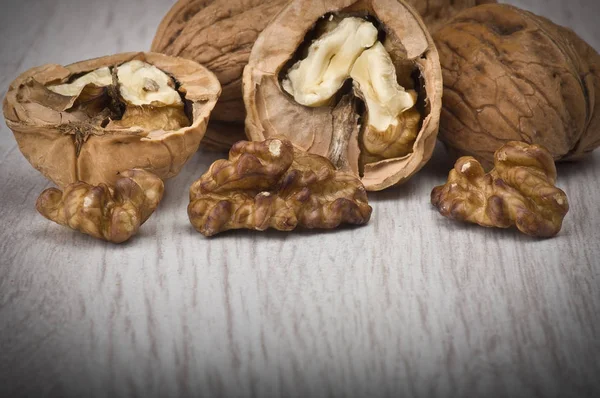 Ceviz kabuğu ve açık ahşap gri masa üzerinde  