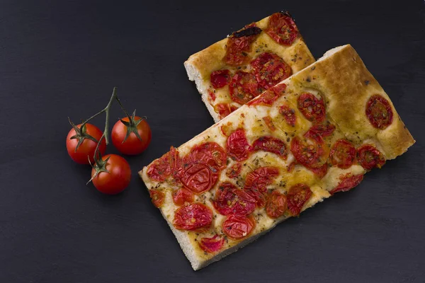 Pizza Bianca Con Pomodori Sullo Sfondo Pietra Ardesia — Foto Stock