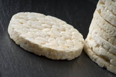 Pirinç kraker gri arka plan üzerine yığını