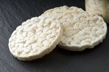 Pirinç kraker gri arka plan üzerine yığını