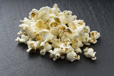 Grup kızarmış patlamış mısır gri bir arka plan üzerinde kapat