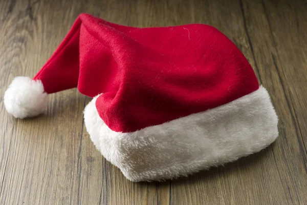 Красная Шляпа Деда Мороза Дереве — стоковое фото