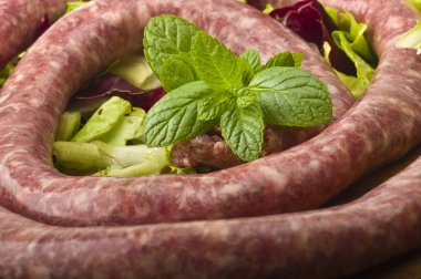 kesme tahtası üzerinde domuz sosisi yerleştirilmiştir