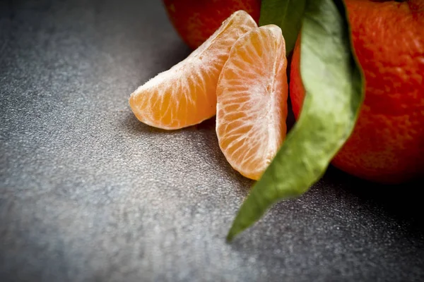 Rijpe Oranje Tangerine Teentje Grijze Tafel — Stockfoto