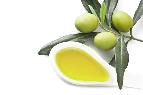 Zweig Mit Olivenblättern Und Oliven Auf Holztisch — Stockfoto