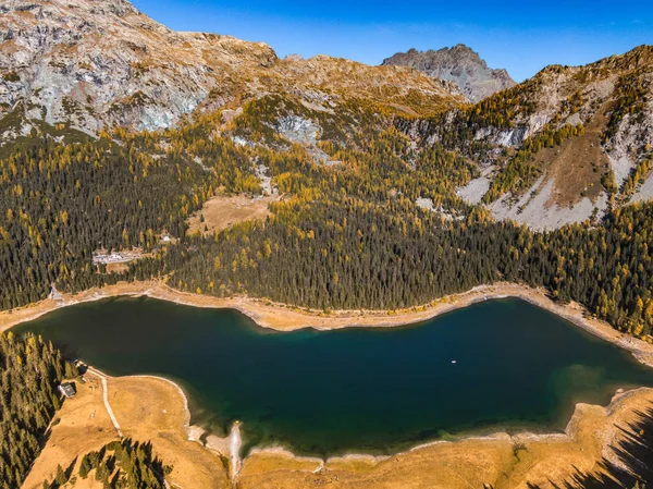 パウル湖イタリア Valmalenco Sondrio 1日目の秋 — ストック写真