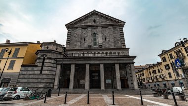İtalya 'daki Lecco Gölü' ne güzel bir sonbahar gününde panoramik manzara