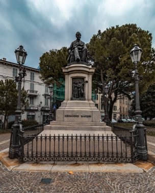 İtalya 'daki Lecco Gölü' ne güzel bir sonbahar gününde panoramik manzara