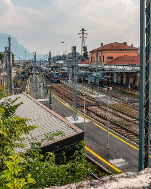 İtalya 'daki Lecco Gölü' ne güzel bir sonbahar gününde panoramik manzara