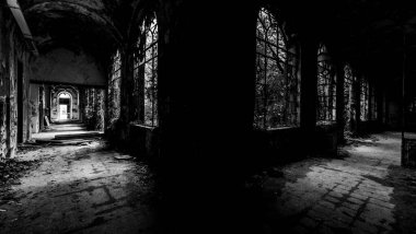 Mombello, Lombardy İtalya 10-2019 sayılı psikiyatri hastanesini terk etti.