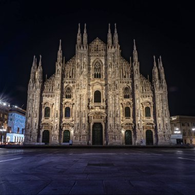 Milan Katedral Piazza del Duomo 'nun gece görüşü, İtalya, DEC-07-2019