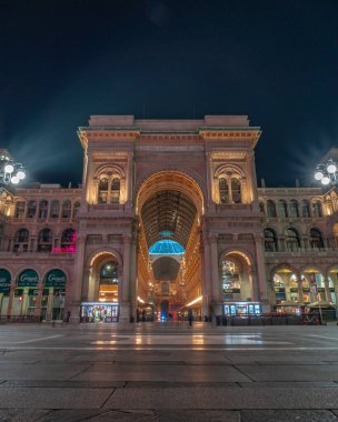 Milan Katedral Piazza del Duomo 'nun gece görüşü, İtalya, DEC-07-2019