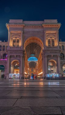Milan Katedral Piazza del Duomo 'nun gece görüşü, İtalya, DEC-07-2019