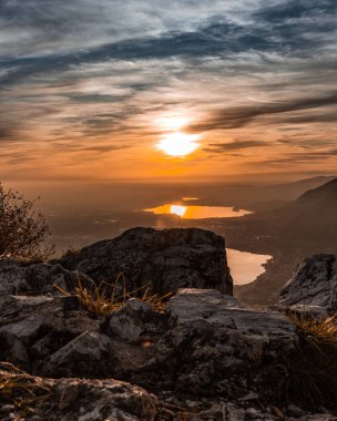 Monte Barro 'dan gün batımı manzarası, göllü ve bulutlu küçük bir dağın tepesinde dinleniyor Ekim 27-2019