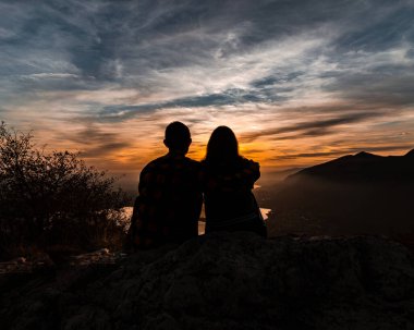 Monte Barro 'dan gün batımı manzarası, göllü ve bulutlu küçük bir dağın tepesinde dinleniyor Ekim 27-2019