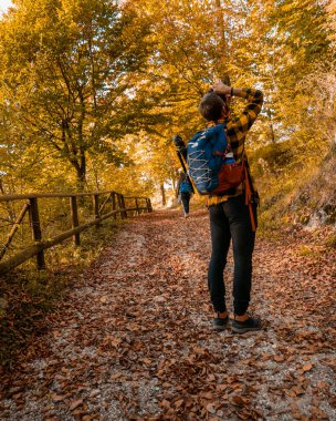 Monte Barro 'dan gün batımı manzarası, göllü ve bulutlu küçük bir dağın tepesinde dinleniyor Ekim 27-2019