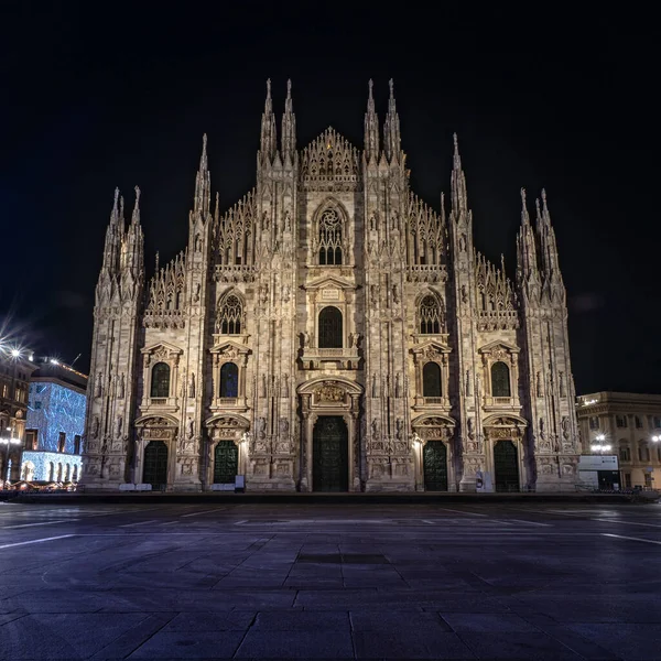 意大利米兰米兰米兰大教堂广场的夜景Dec 2019 图库图片
