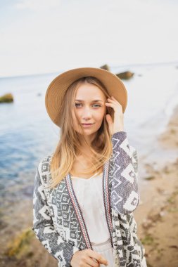 Boho tarzda giyinmiş genç güzel kız