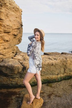 Boho tarzda giyinmiş genç güzel kız