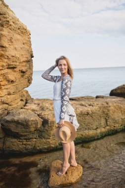 Boho tarzda giyinmiş genç güzel kız