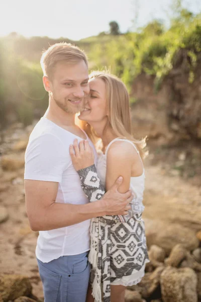 Jovem casal bonito — Fotografia de Stock